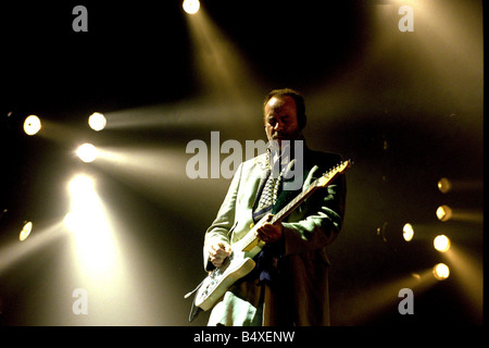 Roxy Music à la Newcastle Telewest Arena guitariste Phil Manzanera 12 06 01 Banque D'Images