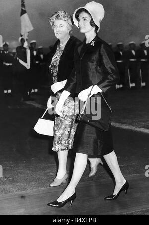 Jacqueline Kennedy Onassis marchant sur le tarmac avec Mme Dorothy MacMillan étant arrivé à l'aéroport de Londres avec son mari le président John Kennedy pour sa visite en Angleterre 1961 John F Kennedy JFK Banque D'Images