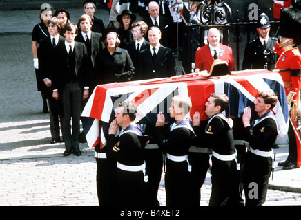 Funérailles du Comte Mountbatten Septembre 1979 porteurs de mercure HMS exerçant son cercueil recouvert du drapeau Banque D'Images