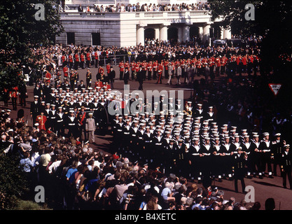 Funérailles du Comte Mountbatten Septembre 1979 porteurs du HMS Mercure avec cercueil sur un affût de canon Banque D'Images