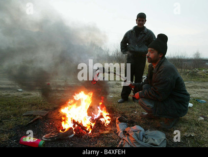 Copsa Mica Roumanie Novembre 2006 décapant cuivre Ioan Lazer 42 brûler le plastique du câble en cuivre à vendre pour 2 euro par kilo dans la ville de Copsa Mica Banque D'Images