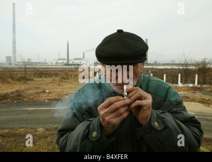 Copsa Mica Roumanie Novembre 2006 Copsa Mica plus polluées d'Europe, Prêt Butuzean place allume sa cigarette en face de la fonderie Banque D'Images