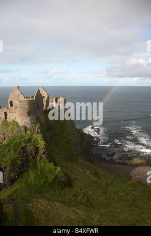 Le château de dunluce avec Rainbow et le nord de la côte d'Antrim county antrim irlande du nord uk Banque D'Images