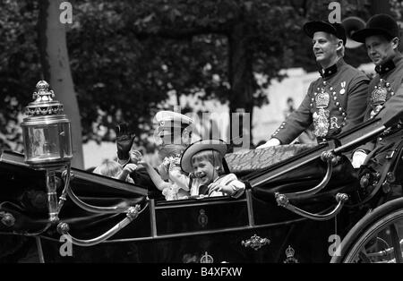 Les enfants royaux dans leur entraîneur de chevaux Juil 1986 vague à la foule le jour du mariage du prince Andrew et de Sarah Ferguson, le duc et la duchesse de York Banque D'Images