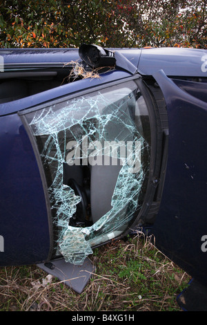 Voiture sur le côté après un accident et de rouleau. Banque D'Images