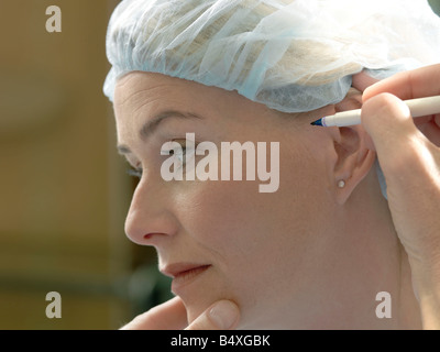 Doctor preparing patient pour la chirurgie Banque D'Images