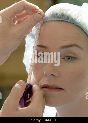 Doctor preparing patient pour la chirurgie Banque D'Images