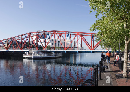 Les visiteurs âgés reste par le Detroit Bridge Salford Quays Banque D'Images