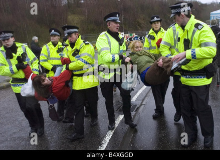 Démonstration d'armes nucléaires à la base navale de janvier 2007 Fraslane s MSP Caroline Leckie droit et Rosie Kane sont arrêtés lors de la manifestation Banque D'Images