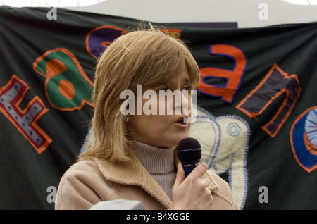 Démonstration d'armes nucléaires à la base navale de janvier 2007 Fraslane s MSP Nicola Sturgeon vu ici de faire un discours lors de la manifestation Banque D'Images