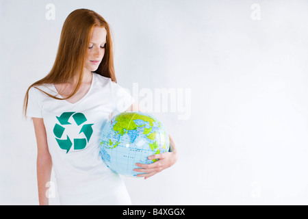 Young woman holding balle terre Banque D'Images