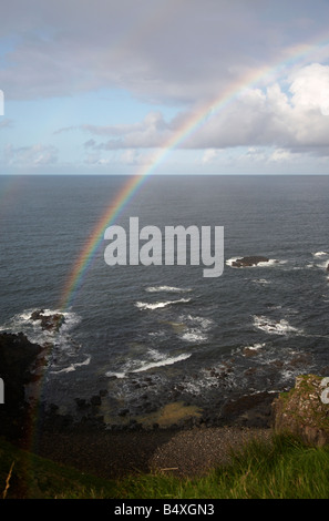 Arc-en-ciel sur les falaises sur la route côtière de la chaussée nord antrim county antrim irlande du nord uk Banque D'Images