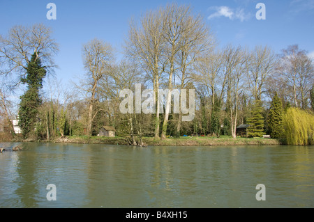 Île de la piscine à Pangbourne Weir sur la Tamise Banque D'Images