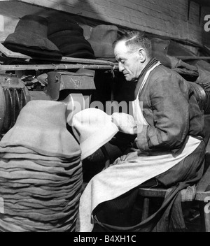 Chapeaux de printemps en production à Luton Bedfordshire 1946 l'homme est estimé ponçage ou formes c'est une des premières étapes dans le chapeau de décisions qu'il faut la rugosité de la surface Banque D'Images