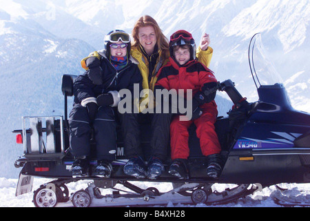 La duchesse d'York avec filles Février 1999 La princesse Eugénie et de la princesse Beatrice sur skidoo ride à la station de ski de Verbier, Suisse Banque D'Images