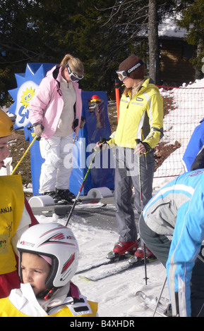 Heather Mills le ski en Slovénie. ;À la cool de glace sur un voyage de ski, Heather Mills frissons au cours de son divorce amère bataille. La maman de l'un - qui split avec Sir Paul McCartney, 64 ans, en mai dernier - a dit à pals : 'Je me sens mieux que j'ai pendant des mois." Heather a emmené 40 amis et famille hors de la Slovénie pour célébrer son 39e anniversaire le vendredi. Ils comprennent l'instructeur de conditionnement physique Ben Amigoni, 22, avec qui elle a nié avoir un fling.;9e janvier 2007 Banque D'Images