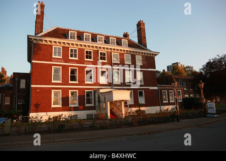 La maison du Commissaire lors de l'historique chantier naval de Chatham, Kent, construit en 1704 Banque D'Images