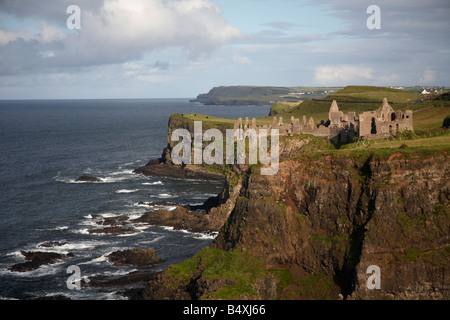 Le château de dunluce et le nord de la côte d'Antrim county antrim irlande du nord uk Banque D'Images