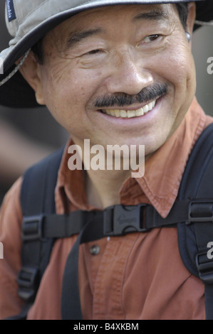 L'homme japonais moustache mâle hat sourire close up portrait of happy middle âgés de 40 50s 40s sac à dos Banque D'Images