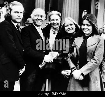 Richard Attenborough acteur réalisateur et producteur à Buckingham Palace l'obtention de son titre de chevalier avec femme Sheila Sim et leurs enfants Michael Charlotte et Jane Banque D'Images