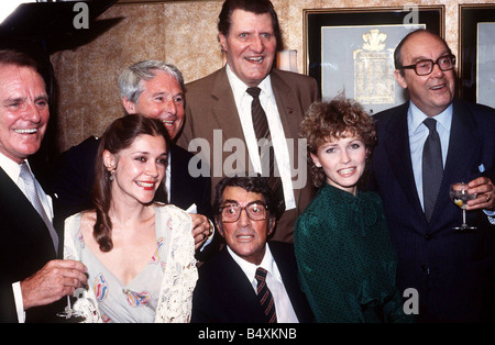 Tommy Cooper comédien et animateur à une variété Club Déjeuner avec Dean Martin Dickie Henderson Judy Buxton Ernie Wise Fiona Fullerton et Eric Morecambe Banque D'Images