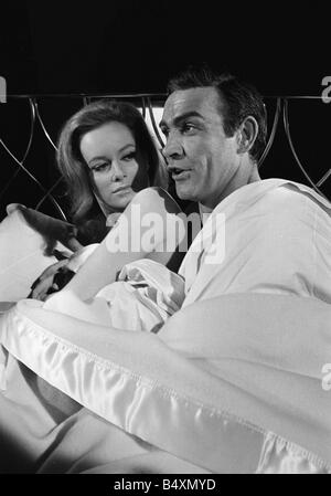Film Thunderball 1965 Sean Connery et Luciana Paluzzi scène lit