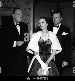 Noel Coward acteurs Vivien Leigh et Laurence Olivier à la première du film 1952 Quadrielle trois sommités de la profession d'acteur sur la photo ensemble à la première du film Quadrielle , Noel Coward dramaturge romancier Scénariste Acteur producteur réalisateur compositeur né Teddington 1612 1899 1973 mort de l'un des plus créatifs et les plus controversés de chiffres a écrit beaucoup de théâtre britannique joue la plupart étaient des comédies sophistiquées a écrit des romans deux autographical histoires courtes et volumes de chansons dont le célèbre Mad Dogs and Englishmen Premier film 1918 coeurs du monde spécial 1942 Banque D'Images