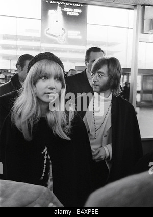 John Lennon à l'aéroport d'Heathrow à l'Inde Février 1968 avec le reste des Beatles George Harrison s'épouse Patti Boyd est à la tête de la file d'attente Banque D'Images