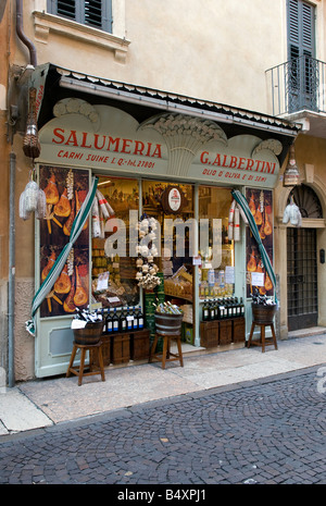 Boutique alimentaire traditionnelle à Vérone, Italie Banque D'Images