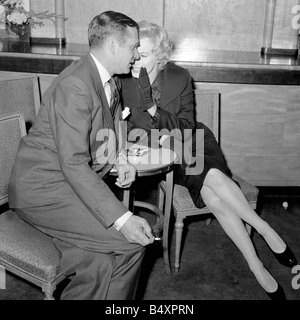 Le Prince et le Showgirl Marylin Monroe et Laurence Olivier lors d'un tournage de la publicité pour leur film The Prince and the showgirl en 1956 la paire semblait frappé au loin devant les caméras, bien qu'il y avait des rumeurs que Olivier qui réalise le film trouvé Monroe un peu difficile encore co star il a réussi à garder son sous contrôle d'extraction d'une de ses meilleures performances de sa carrière Banque D'Images