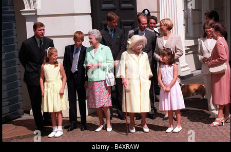 Reine Mère 98e anniversaire d'août 1998 De gauche à droite le Prince et Princesse Béatrice Prince Harry La reine Elizabeth II, le Prince William La Reine Mère l'Zara Phillips et La Princesse Eugénie debout à l'extérieur des portes de la Clarence House Banque D'Images