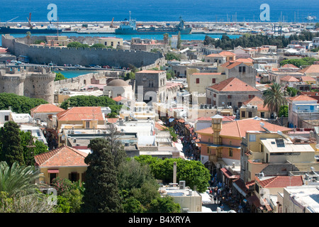 Vue panoramique à travers la vitre de la tour de l'horloge dans la vieille ville de Rhodes, Rhodes, Grèce, montrant l'ancienne ville et le port de Mandraki Banque D'Images