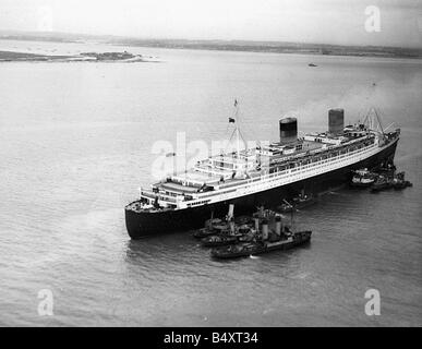 Le bateau de croisière Queen Elizabeth s'échouer dans les eaux de Southampton 1947 Banque D'Images
