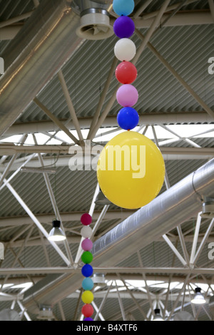 Beaucoup beaucoup de ballons colorés accroché au centre de foire commerciale Banque D'Images