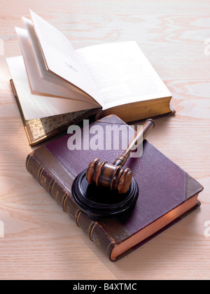 Gavel, law book,loupe, Banque D'Images