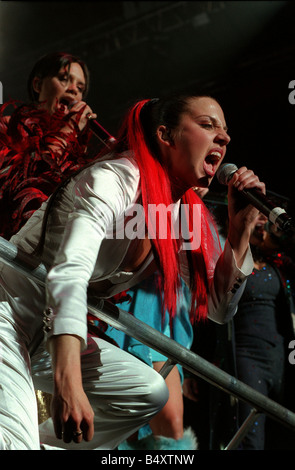 Mel C Melanie Chisholm Sporty Spice 98 septembre du groupe pop Spice Girls sur scène en concert le chant Banque D'Images