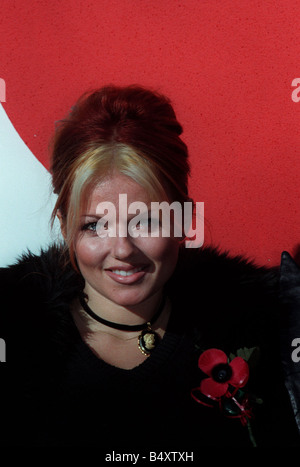 Spice Girl Geri Halliwell Octobre 97 et les quatre autres membres du groupe pop Spice Girls rejoint Dame Vera Lynn dans le lancement Banque D'Images