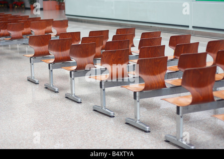 Des rangées de chaises en bois vide. Banque D'Images