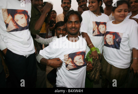 La fièvre Shilpa Shetty a éclaté dans la plage de Juhu domaine de la ville de Mumbai en Inde en tant que résidants prêts pour la finale de Celebrity Big Brother qui a été remporté par l'actrice de Bollywood 28 Janvier 2007 Banque D'Images