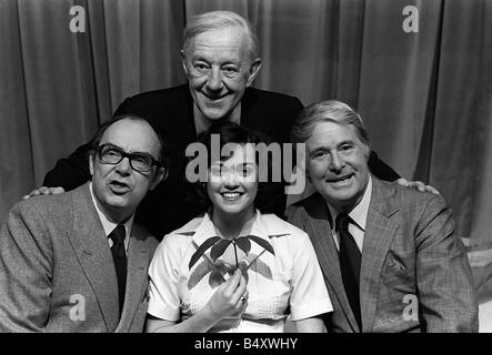 Sir Alec Guinness avec Eric Morecambe et Wise Ernie Gemma Craven apparaissant dans l'Morecambe et Wise Christmas Show Banque D'Images