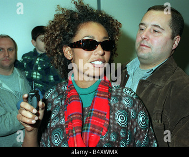 SCARY SPICE À L'AÉROPORT AVRIL 1998 Spice Girls Mel B portant une écharpe de tartan et lunettes d'arriver en Ecosse pour leur tournée de concerts Glasgow Airport Banque D'Images