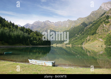 Vue panoramique du lac de montagne avec en arrière-plan Banque D'Images