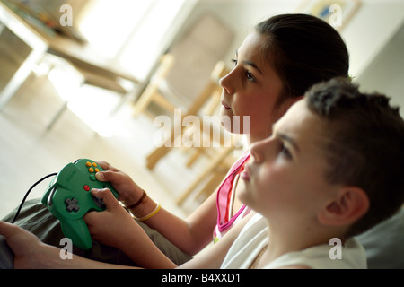 Un jeu vidéo, avec sa sœur Banque D'Images