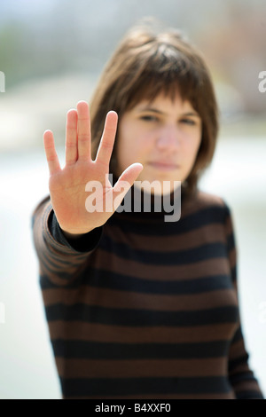 Jeune femme montrant sa main, portrait Banque D'Images