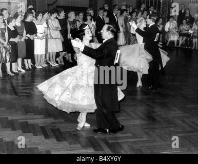 Les badauds s'alignent au bord de la piste de danse de l'ancien ensemble Chambres à Newcastle 1961 pour regarder une chaleur dans l'ancien temps concours de danse Banque D'Images