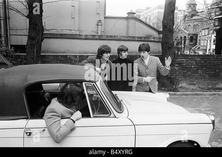 Le groupe pop Beatles John Lennon Août 1967 passe son examen de conduite Paul McCartney et Ringo Starr, George Harrison sont là pour Banque D'Images