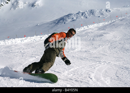 Snowboard Ski sur la neige, low angle view Banque D'Images