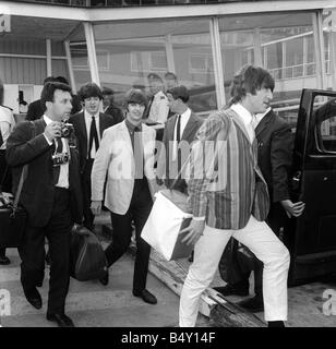 Groupe pop les Beatles Juillet 1964 John Lennon Paul McCartney George Harrison Ringo Starr les Beatles à l'aéroport de Londres après son retour d'effectuer à Stockholm en Suède Banque D'Images