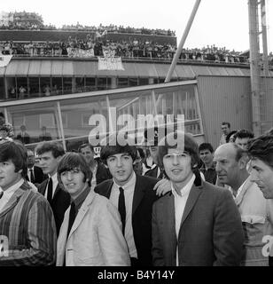 Groupe pop les Beatles Juillet 1964 John Lennon Paul McCartney George Harrison Ringo Starr les Beatles à l'aéroport de Londres après son retour d'effectuer à Stockholm en Suède Banque D'Images