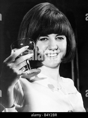 Cilla Black vu ici pendant les répétitions pour le spectacle sur scène Startime elle a joué aux côtés de Tommy Cooper amd Frankie Vaughan, elle célèbre son 21e anniversaire sur scène chanteuse scène verre Champagne robe vêtements Mai 1964 1960 nonegs Dorren Spooner Banque D'Images